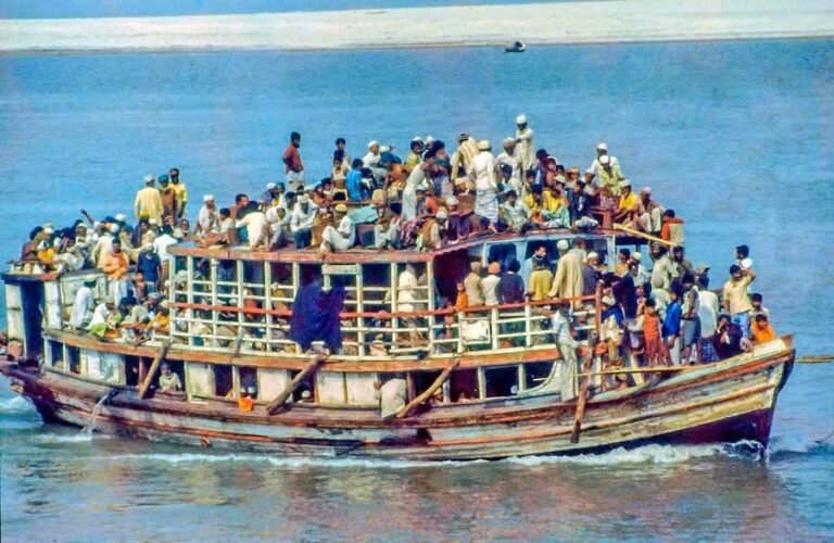 পদ্মা নদীতে ফেরি। বাংলাদেশ, ১৯৮০-এর দশকের শুরুর দিক।