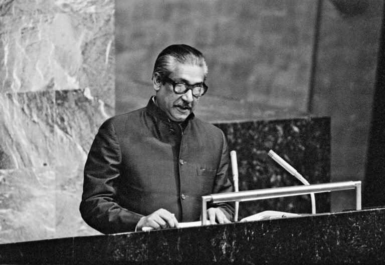 বঙ্গবন্ধু শেখ মুজিবুর রহমান, বাংলাদেশের প্রধানমন্ত্রী, জাতিসংঘ সাধারণ পরিষদে ভাষণ দিচ্ছেন।জাতিসংঘ, নিউ ইয়র্ক। ২৫ সেপ্টেম্বর, ১৯৭৪। বঙ্গবন্ধু শেখ মুজিবুর রহমান, বাংলাদেশের প্রধানমন্ত্রী, জাতিসংঘ সাধারণ পরিষদে ভাষণ দিচ্ছেন। জাতিসংঘ, নিউ ইয়র্ক। ২৫ সেপ্টেম্বর, ১৯৭৪।