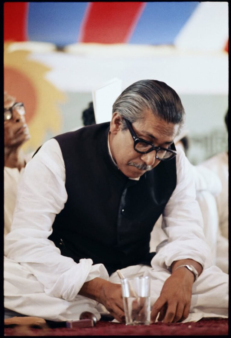 বঙ্গবন্ধু শেখ মুজিবুর রহমান স্বাধীন বাংলাদেশের আওয়ামী লীগের প্রথম কাউন্সিল সভায়। ঢাকা, বাংলাদেশ। ৭ এপ্রিল, ১৯৭২।